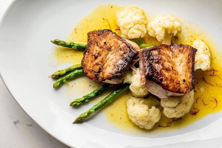 Filets de poisson grillés sur asperges Montévrain